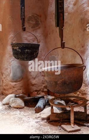 Vieille bouilloire et cheminée intérieure historique. Cuisine maison reconstitution du style de vie lituanien d'environ 18ème siècle. Banque D'Images