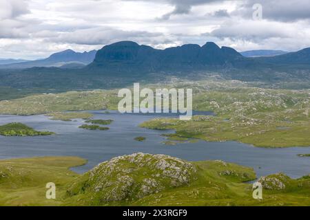 Suilven, avec Loch Sionasgaig au premier plan Banque D'Images