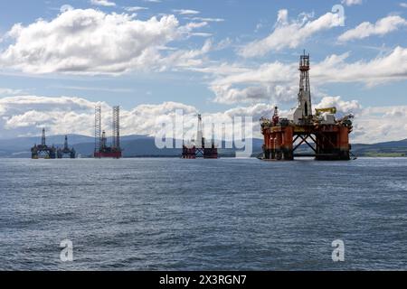 Des engins de forage amarrés dans le Cromarty Firth, en Écosse Banque D'Images