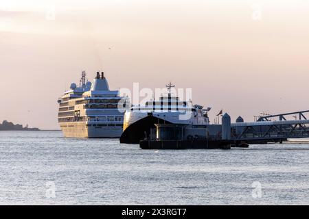 Le bateau de croisière Silver Shadow part alors que le catamaran Manannan de l'île de Man est amarré à Pier Head, Liverpool Banque D'Images