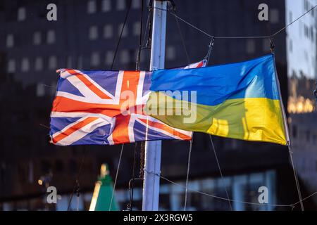 Drapeaux britanniques et ukrainiens flottant sur un bateau à Liverpool Banque D'Images