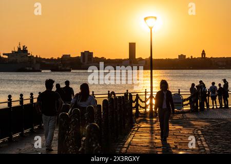 Coucher de soleil un soir d'été sur le front de mer de Liverpool Banque D'Images