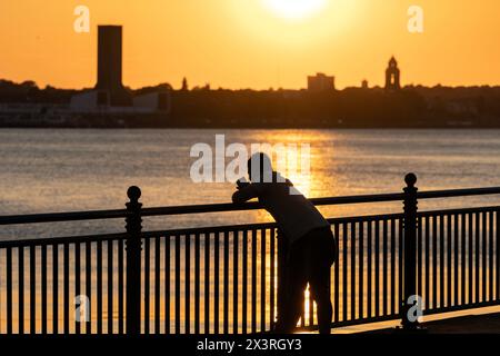 Coucher de soleil un soir d'été sur le front de mer de Liverpool Banque D'Images