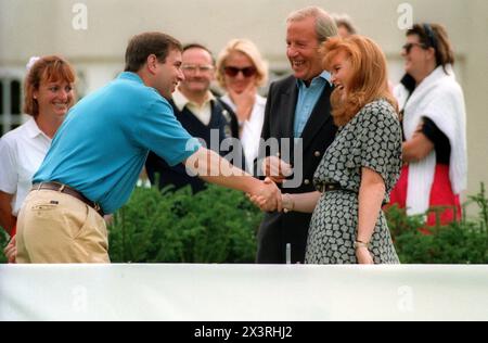 Le prince Andrew le duc d'York retrouve sa femme Sarah Ferguson la duchesse d'York au club de golf de Wentworth où il a participé à un tournoi de golf pro-Am pour aider l'association des maladies des motoneurones- dont la duchesse d'York est présidente. Banque D'Images