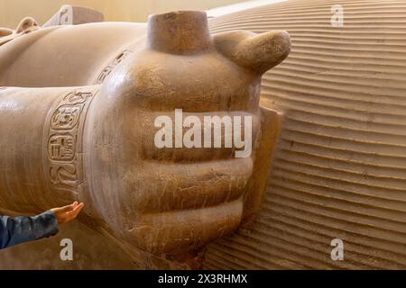 Une main géante sur la statue de 80 tonnes de Ramsès II à Memphis, Egypte Banque D'Images