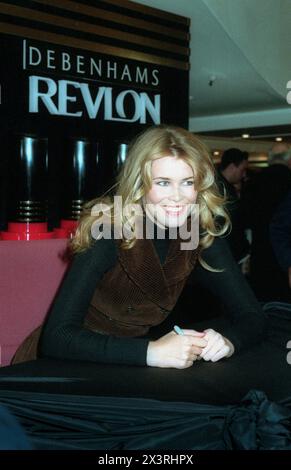 Mannequin allemand Claudia Schiffer mannequin pour Revlon à Debenhams, Oxford Street, Londres en 1993 Banque D'Images