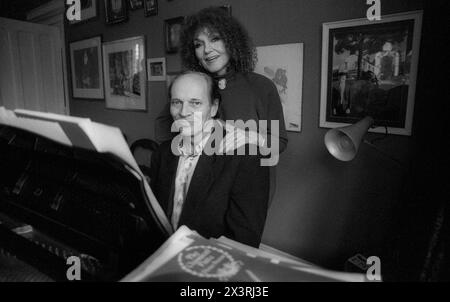 Cleo laine et son mari John Dankworth photographiés chez eux en 1990 Banque D'Images