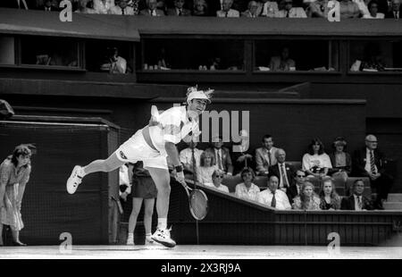 André Agassi joue sur le court central au tournoi de tennis de Wimbledon en 1993 Banque D'Images