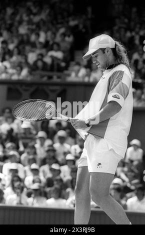 André Agassi joue sur le court central au tournoi de tennis de Wimbledon en 1993 Banque D'Images