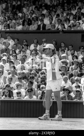 André Agassi joue sur le court central au tournoi de tennis de Wimbledon en 1993 Banque D'Images