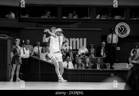 André Agassi joue sur le court central au tournoi de tennis de Wimbledon en 1993 Banque D'Images