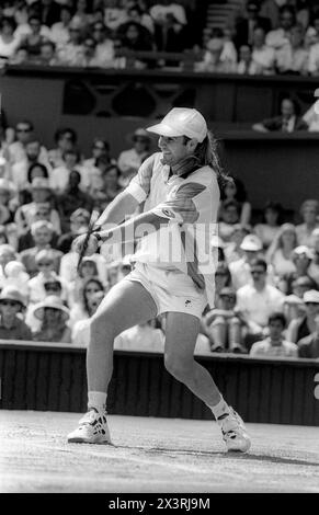 André Agassi joue sur le court central au tournoi de tennis de Wimbledon en 1993 Banque D'Images