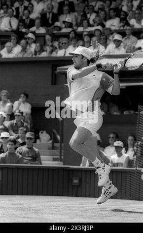 André Agassi joue sur le court central au tournoi de tennis de Wimbledon en 1993 Banque D'Images