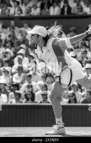 André Agassi joue sur le court central au tournoi de tennis de Wimbledon en 1993 Banque D'Images