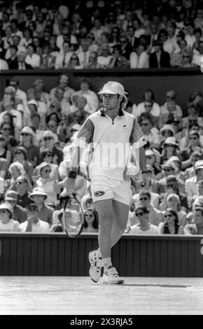 André Agassi joue sur le court central au tournoi de tennis de Wimbledon en 1993 Banque D'Images