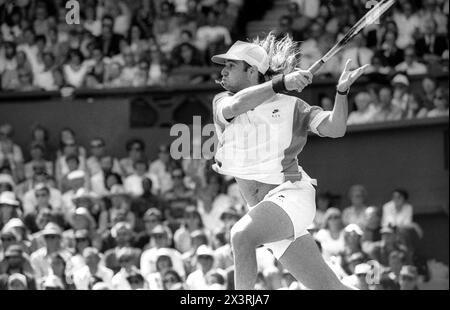 André Agassi joue sur le court central au tournoi de tennis de Wimbledon en 1993 Banque D'Images