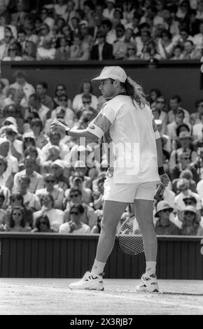 André Agassi joue sur le court central au tournoi de tennis de Wimbledon en 1993 Banque D'Images