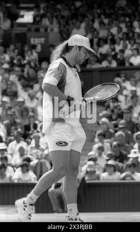 André Agassi joue sur le court central au tournoi de tennis de Wimbledon en 1993 Banque D'Images