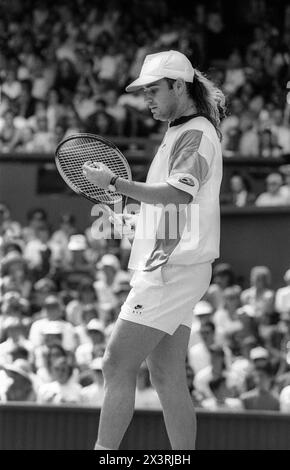 André Agassi joue sur le court central au tournoi de tennis de Wimbledon en 1993 Banque D'Images