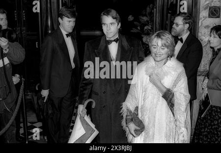 Jeremy irons et son épouse l'actrice Sinead Cusack arrivant à une première au Richmond Theatre en 1993 Banque D'Images