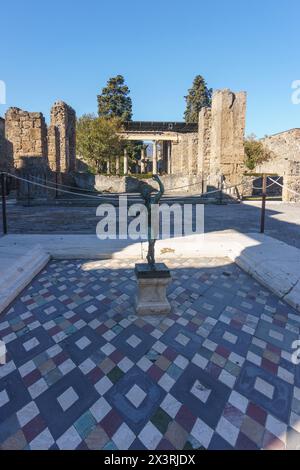 Maison du Faun ou Casa del Fauno avec statue de bronze sur les ruines de Pompéi, Campanie, Italie Banque D'Images