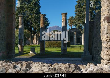 Jardin intérieur ancienne maison de luxe Casa del Fauno dans les ruines de Pompéi avec vue à travers les colonnes du volcan Mont Vésuve, Pompéi, Campanie, Italie Banque D'Images