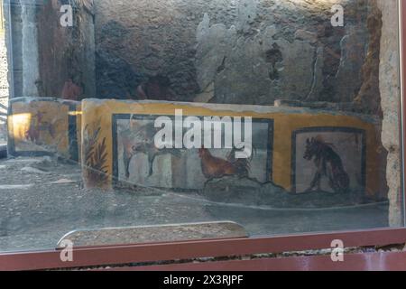 Ancien comptoir de nourriture avec des pots en céramique à l'ancienne ville romaine de Pompéi, Campanie, Italie Banque D'Images