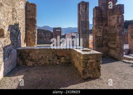 Ancien comptoir de nourriture avec des pots en céramique à l'ancienne ville romaine de Pompéi, Campanie, Italie Banque D'Images