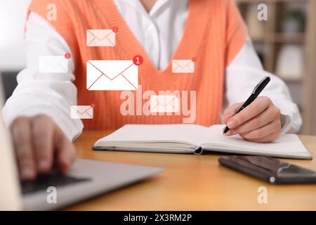 E-mail. Femme travaillant à table, gros plan. Notifications de lettres entrantes sur ordinateur portable Banque D'Images