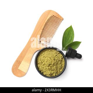 Poudre de henné dans un bol, peigne, feuilles vertes et compte-gouttes isolé sur blanc, vue de dessus Banque D'Images