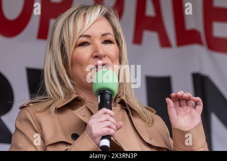 Londres, Royaume-Uni. 27 avril 2024. Michelle O'Neill, première ministre d'Irlande du Nord et vice-présidente du Sinn Féin, s'adresse à des centaines de milliers de manifestants pro-palestiniens participant à un rassemblement de manifestation nationale pour la Palestine à Hyde Park pour appeler à un cessez-le-feu permanent à Gaza. L'événement était organisé par Palestine Solidarity Campaign, Stop the War Coalition, Friends of Al-Aqsa, Muslim Association of Britain, Palestinian Forum in Britain et CND. Crédit : Mark Kerrison/Alamy Live News Banque D'Images