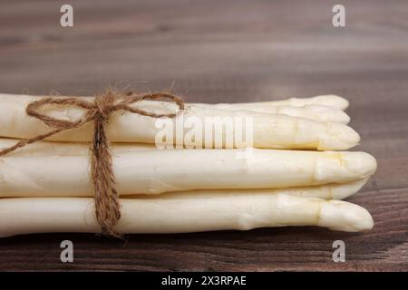 Asperges blanches fraîchement récoltées Banque D'Images