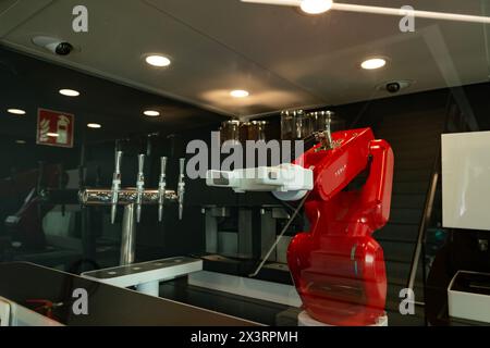 Robot Tesla programmable rouge, bras mécanique robotique avec des fonctions au bras humain dans Gigafactory Berlin-Brandenburg Tesla usine de fabrication, Berlin, Banque D'Images