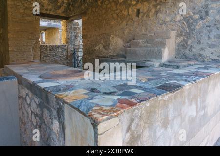 Ancien comptoir de nourriture avec des pots en céramique à l'ancienne ville romaine de Pompéi, Campanie, Italie Banque D'Images