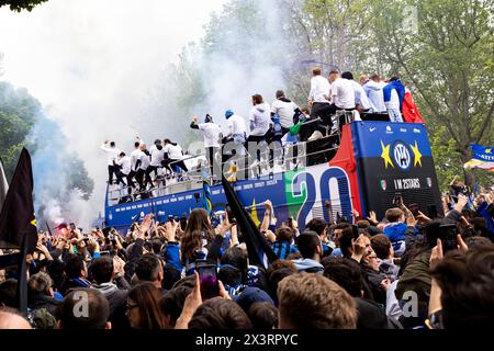 Milan, Italie. 28 avril 2024. FC Internazionale Serie A Victory Party & Parade at le 28 avril 2024 à Milan, Italie crédit : Mairo Cinquetti/Alamy Live News Banque D'Images
