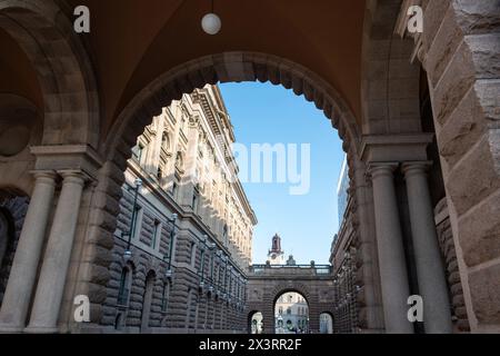 Parlement de Suède, Riksdagshuset entre deux immenses bâtiments en pierre, porte voûtée, point de repère de Stockholm. Partie supérieure de la célèbre visite touristique Banque D'Images