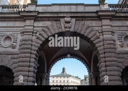 Vue de la Grande église Storkyrkan Clock Tower depuis la porte voûtée du Parlement suédois, Riksdagshuset Stockholm monument. Partie supérieure Banque D'Images