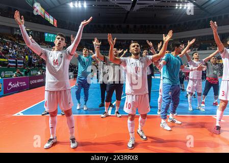 Bangkok, Thaïlande. 28 avril 2024. Les joueurs d'IR Iran célèbrent leur victoire sur la Thaïlande lors de la finale de la Coupe d'Asie de futsal 2024 entre la Thaïlande et l'IR Iran à Bangkok Arena. Score final ; IR Iran 4 : 1 Thaïlande. Crédit : SOPA images Limited/Alamy Live News Banque D'Images