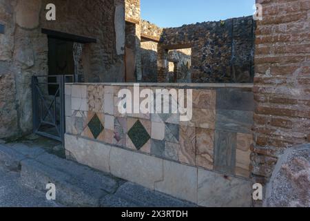 Ancien comptoir de nourriture avec des pots en céramique à l'ancienne ville romaine de Pompéi, Campanie, Italie Banque D'Images