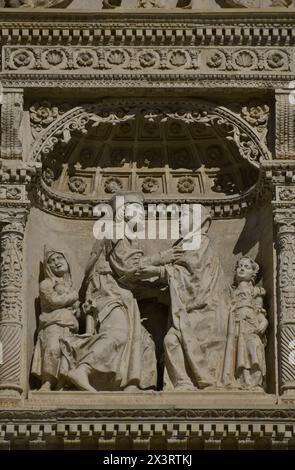 Tolède, Castille-la Manche, Espagne. Hôpital de Santa Cruz. Fondée par le cardinal Mendoza (1428-1495) à la fin du XVe siècle. Détail de la façade du bâtiment, construite dans le style plateresque dans les années 1520, par Alonso de Covarrubias (1488-1570). Niche avec sculpture représentant l'étreinte des réussites Joachim et composé Anne à la porte dorée de Jérusalem. Auteur : Alonso de Covarrubias (1488-1570). Architecte espagnol. Banque D'Images