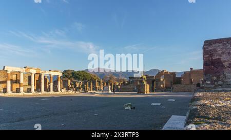 Vue sur les ruines du Forum pendant l'heure dorée au coucher du soleil, Pompéi, Campanie, Italie Banque D'Images