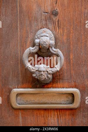 Détails antiques sur une vieille porte en bois. Poignée de porte médiévale. Banque D'Images