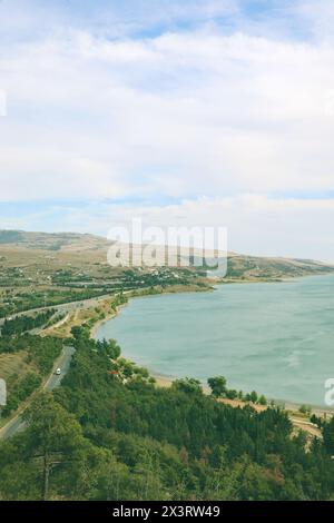 Photographie de paysage captivante mettant en scène un lac serein à Tbilissi, Géorgie Banque D'Images
