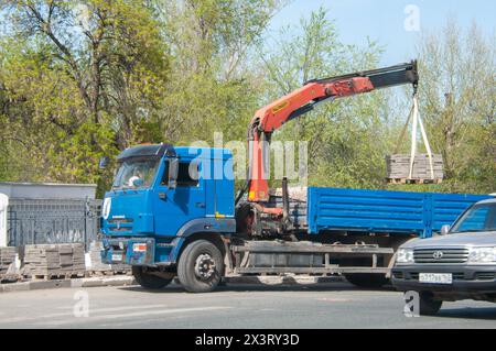 Travaux de construction déchargement de dalles de pavage du côté d'un camion par camion grue Samara Samara région Russie Copyright : xSvetlanaxVozmilovax Vozmi Banque D'Images