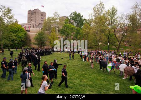 BLOOMINGTON, INDIANA - AVRIL 27 : la police remplit Dunn Meadow après avoir arrêté des militants le troisième jour d'un camp de protestation pro-palestinien à Dunn Meadow à l'Université de l'Indiana le 27 avril 2024 à Bloomington, Indiana. Les manifestants ont refusé de descendre les tentes, de sorte que l'équipe de la police d'État de l'Indiana les a forcés à quitter le camp et en a arrêté 23. Banque D'Images