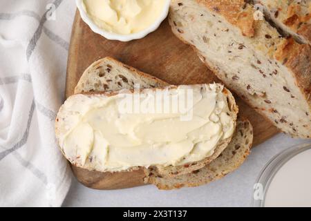 Pain savoureux avec du beurre et du lait dans un verre sur la table, plat Banque D'Images