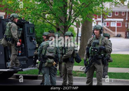 BLOOMINGTON, INDIANA - AVRIL 27 : la police a amené un véhicule blindé de transport de troupes à Dunn Meadow alors qu'elle arrêtait des militants le troisième jour d'un camp de protestation pro-palestinien à Dunn Meadow à l'Université de l'Indiana le 27 avril 2024 à Bloomington, Indiana. Les manifestants ont refusé de descendre les tentes, de sorte que l'équipe de la police d'État de l'Indiana les a forcés à quitter le camp et en a arrêté 23. Banque D'Images