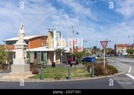 Mémorial de guerre et magasins dans le centre-ville, Ronaldsay Street, Palmerston, Otago, Île du Sud, nouvelle-Zélande Banque D'Images