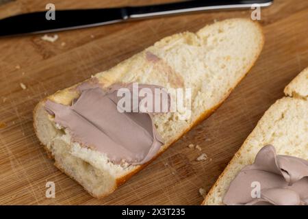 fromage à la crème avec du cacao ajouté sur une baguette, faire un sandwich avec du fromage aromatisé au chocolat Banque D'Images