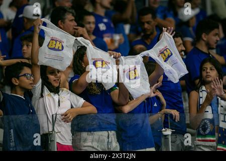 Belo Horizonte, Brésil. 28 avril 2024. MG - BELO HORIZONTE - 04/28/2024 - BRÉSIL A 2024, CRUZEIRO x VITORIA - les fans de Cruzeiro lors d'un match contre Vitoria au stade Mineirao pour le championnat brésilien A 2024. Photo : Fernando Moreno/AGIF (photo : Fernando Moreno/AGIF/SIPA USA) crédit : Sipa USA/Alamy Live News Banque D'Images